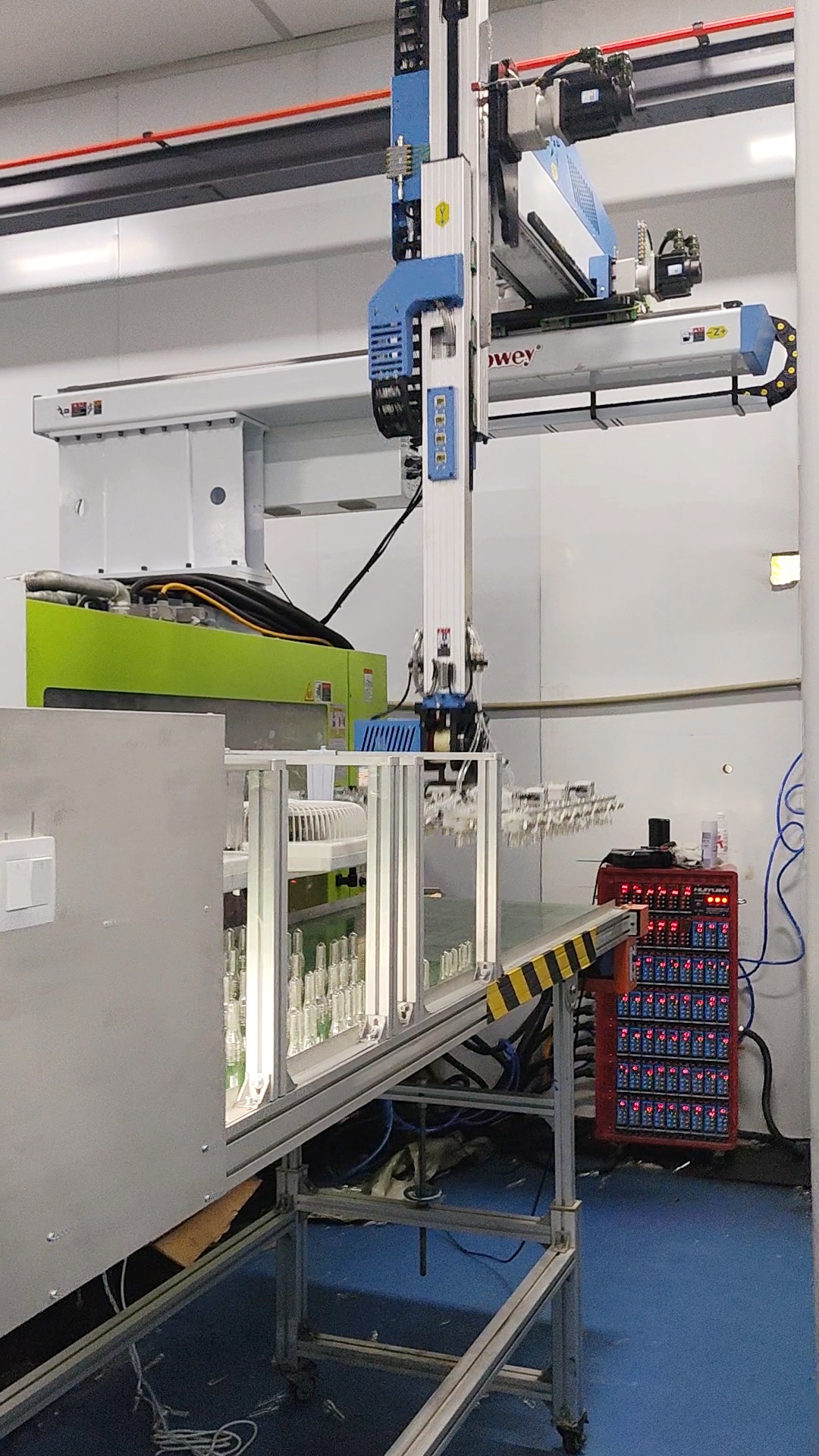 Heavy Duty Top Entry PET Preform Take out Robot
