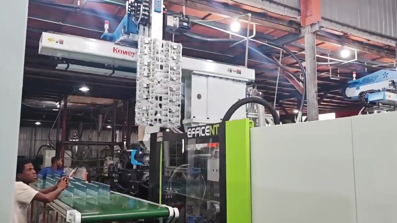 Heavy Duty Top Entry PET Preform Take out Robot