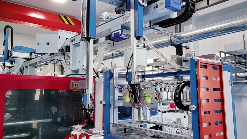 Top Entry IML Robot For CupBowlContainer