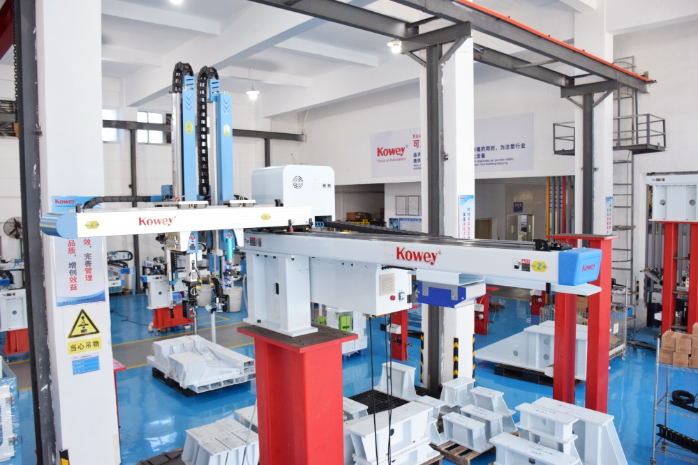 Top Entry IML Robot For CupBowlContainer