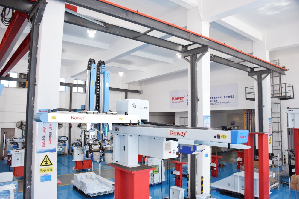 Top Entry IML Robot For CupBowlContainer