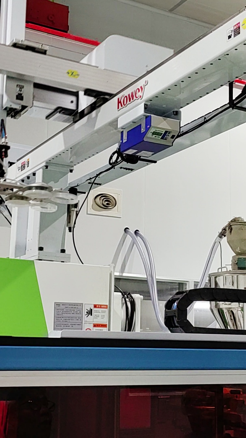 Top Entry IML Robot For Lid