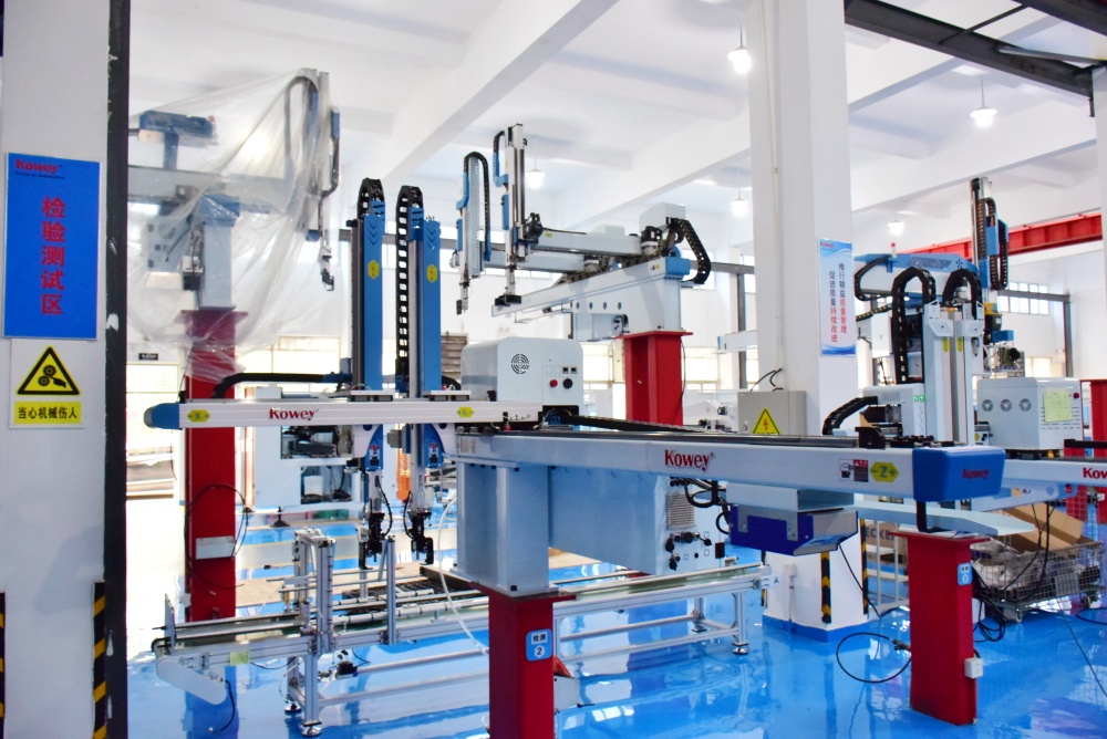 Top Entry IML Robot For Lid