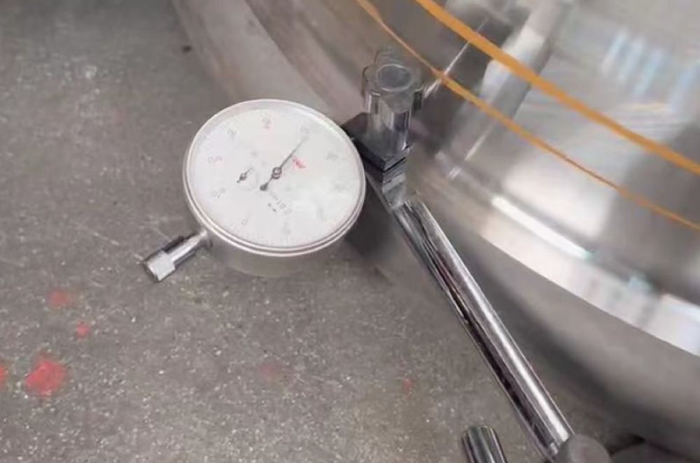 Dial indicator to detect product runout1n2