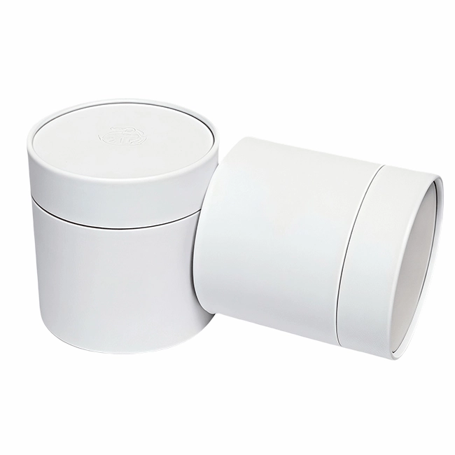 Scatole rotonde per candele bianche, sostenibili ed eleganti, con imballaggio tubolare ecologico.