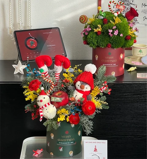 Sustainable and customizable Christmas gift paper tube.