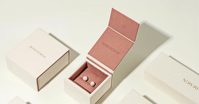Eco-friendly jewelry paper box packaging.