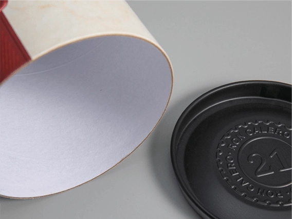 Pahvista valmistetut sylinteriputket viinin pakkaamiseen, kestävät ja tyylikkäät.