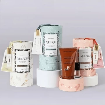 재활용 가능한 종이 튜브 포장에 담긴 우아한 향수 & 핸드크림 세트