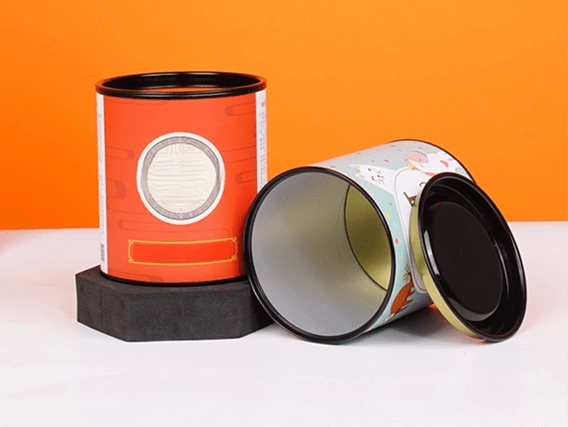 Opakowania na lody wykonane z trwałego papieru w tubach przeznaczonych do kontaktu z żywnością.