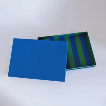 Подарочная упаковка из высококачественной бумаги с индивидуальной печатью в жестком картоне.