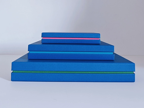 تغليف هدايا مصنوع من الكرتون المعاد تدويره حسب الطلب.