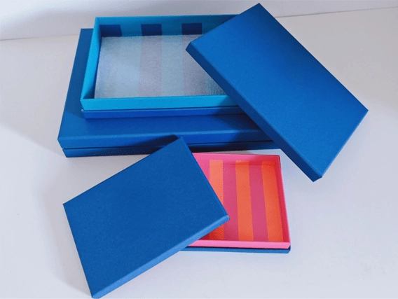 تغليف هدايا فريد ومخصص بتصميم طباعة شخصي.