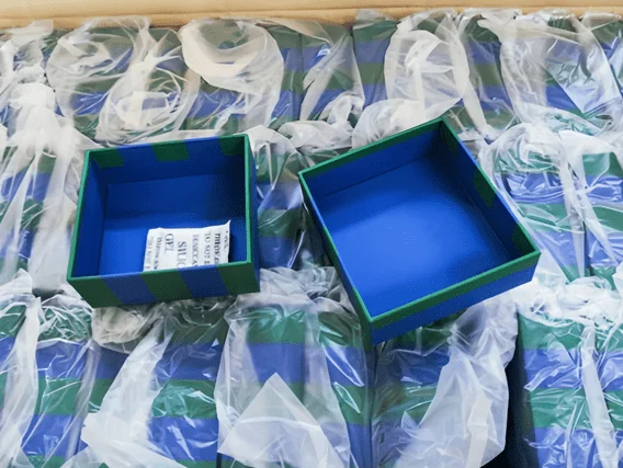 علب هدايا مصنوعة حسب الطلب من الكرتون المقوى الصديق للبيئة.