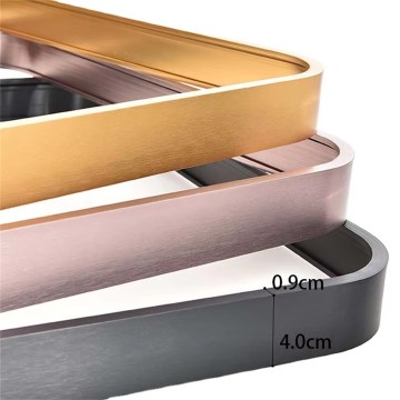 Espelho decorativo de parede para banheiro com LED, moldura retangular em alumínio e metal, com cantos arredondados, alta qualidade e grande procura.